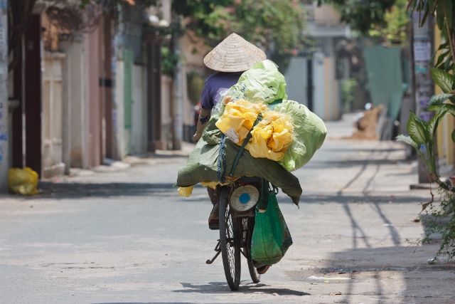 woman on a bike in vietnam fkuYhcBu 640x427